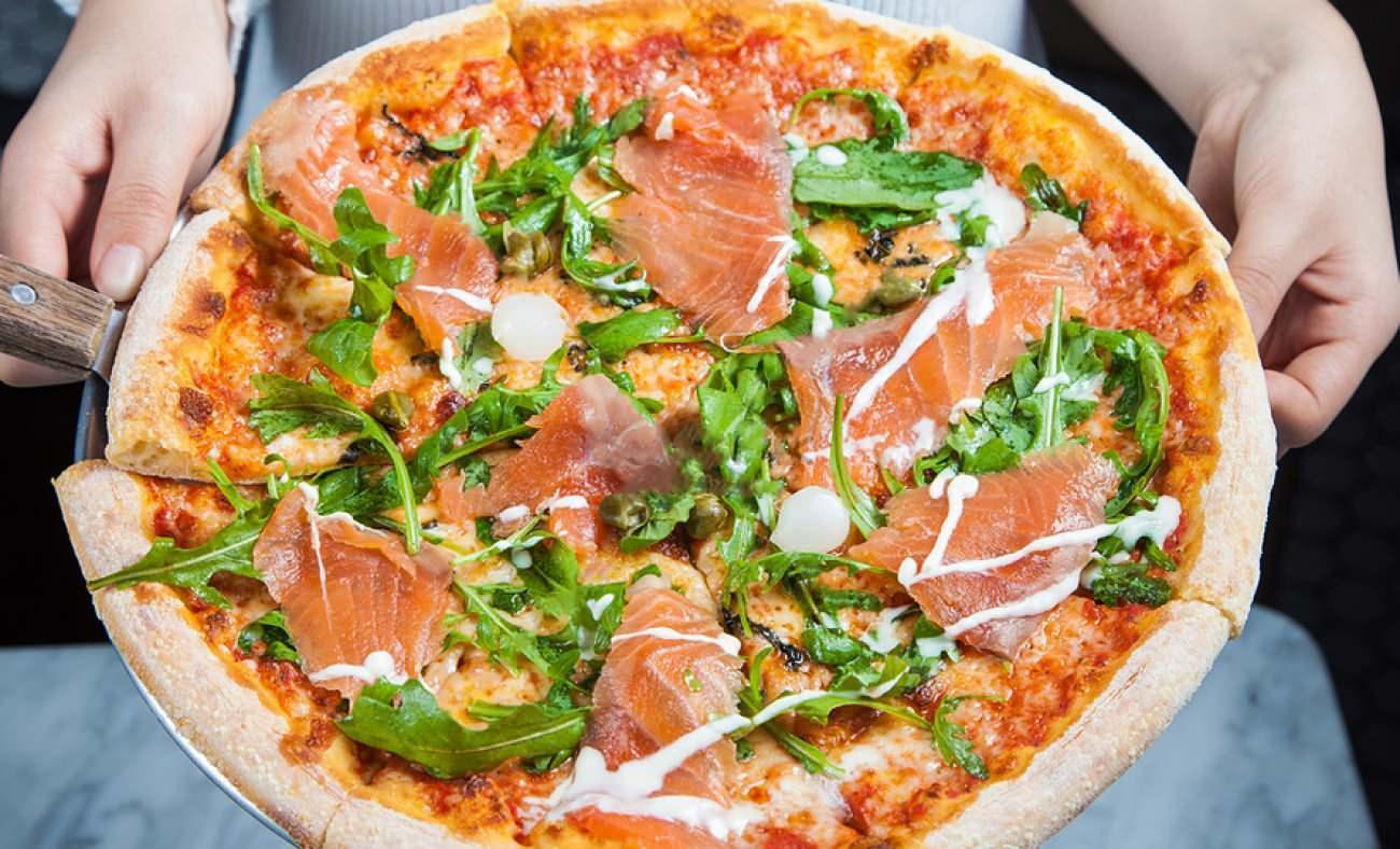 Somon pizza nasıl yapılır? Müthiş tütsülenmiş somon pizza tarifi