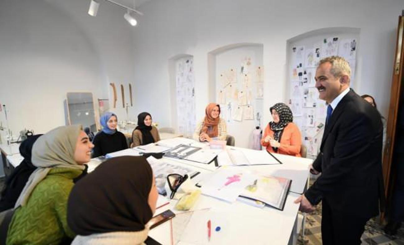 Bakan Özer, Meb’in birinci moda akademisini ziyaret etti! Usta öğreticilerle sohbet etti