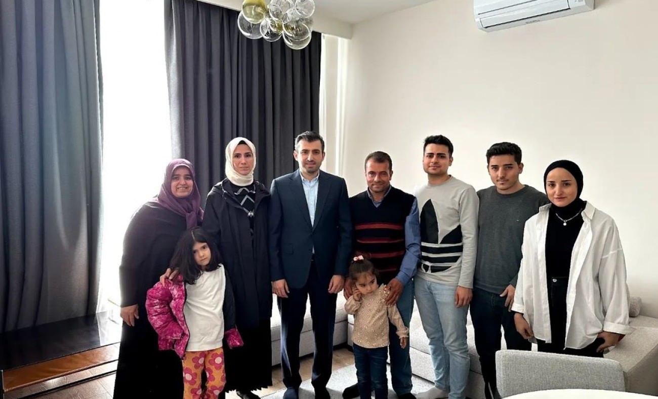 Selçuk Bayraktar ile eşi Sümeyye Erdoğan depremzede ziyaretinde bulundu