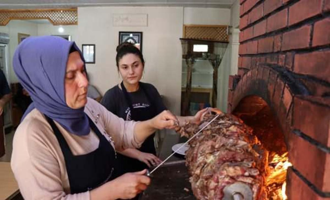 Erzurum'da anne kızdan bir ilk! Cağ kebabı salonu işletiyorlar