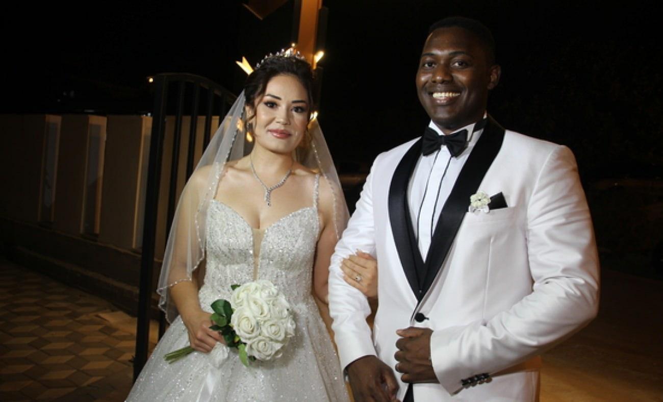 Afrikalı damatlar serisine bir yenisi daha eklendi! Tanzanyalı Omary, Mersinli İrem evlendi