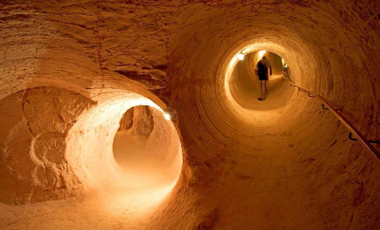 Binlerce yıldır dev bir çukurun içinde yaşıyorlar! Coober Pedy kasabasını görenler inanamıyor