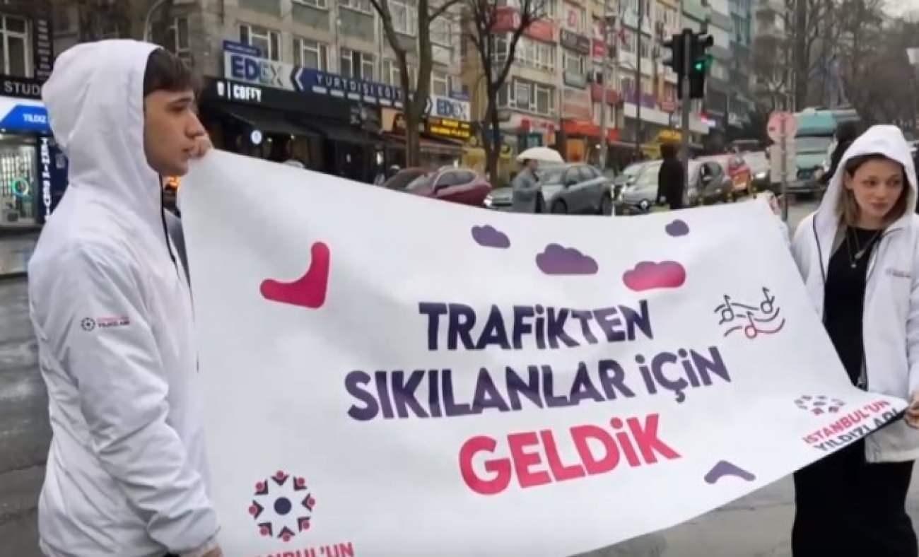 Beşiktaş'ta trafiğin ortasında bale gösterisi! Gençler trafikten sıkılanlar için kolları sıvadı