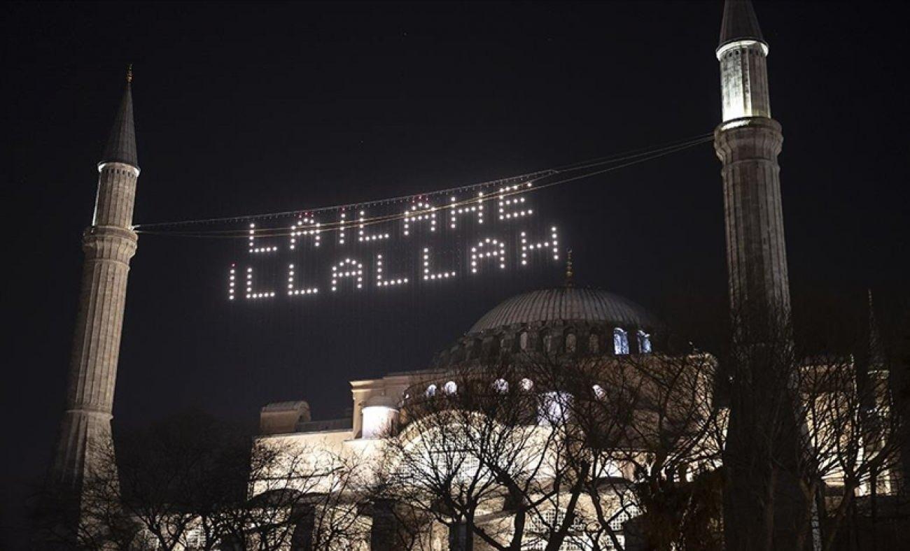 Ayasofya-i Kebir Camii'sine Ramazan mahyası asıldı