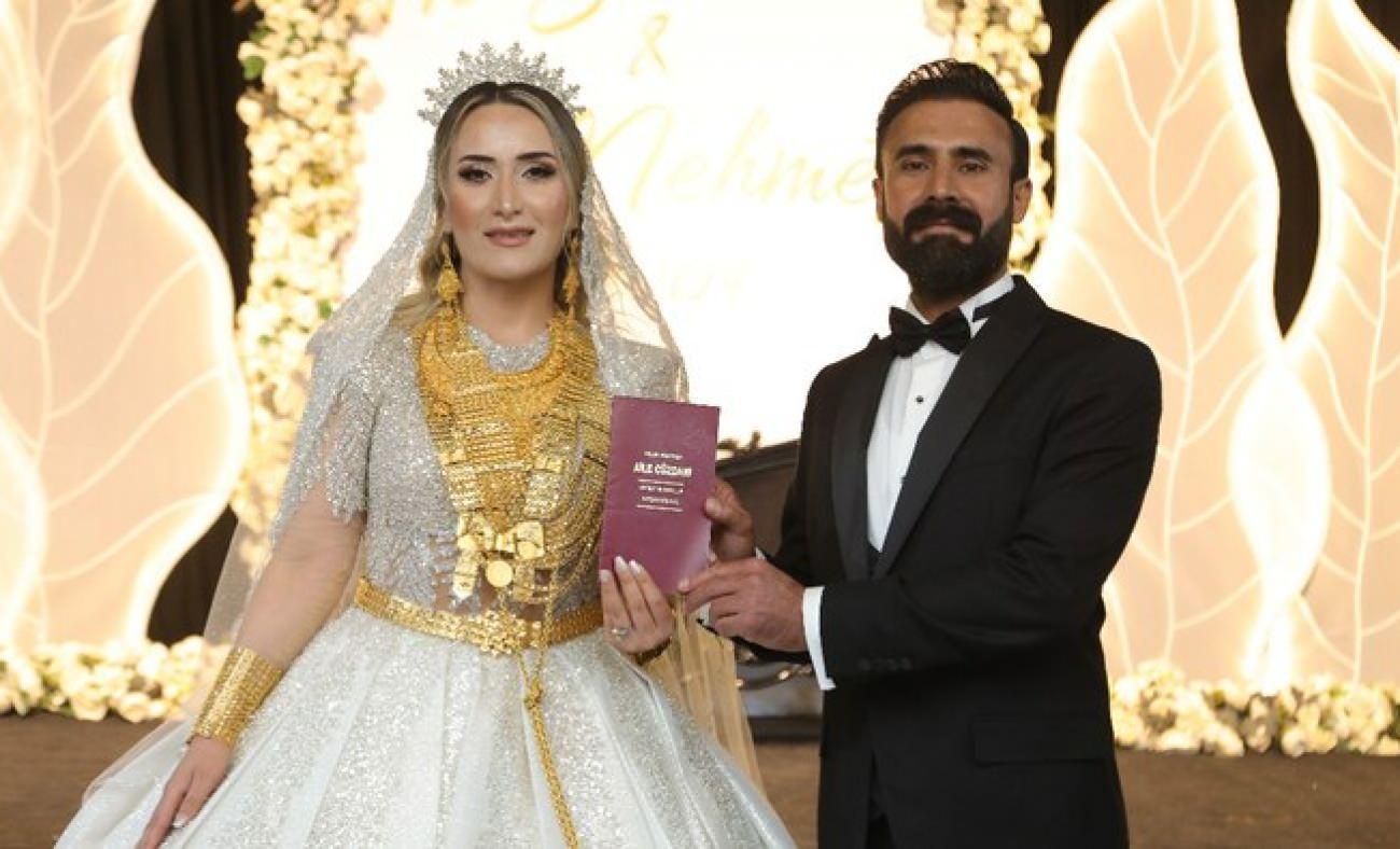 Aşiret düğününde altın yağmuru! 6 kilo altın takıldı gelin ağırlıktan hareket edemedi