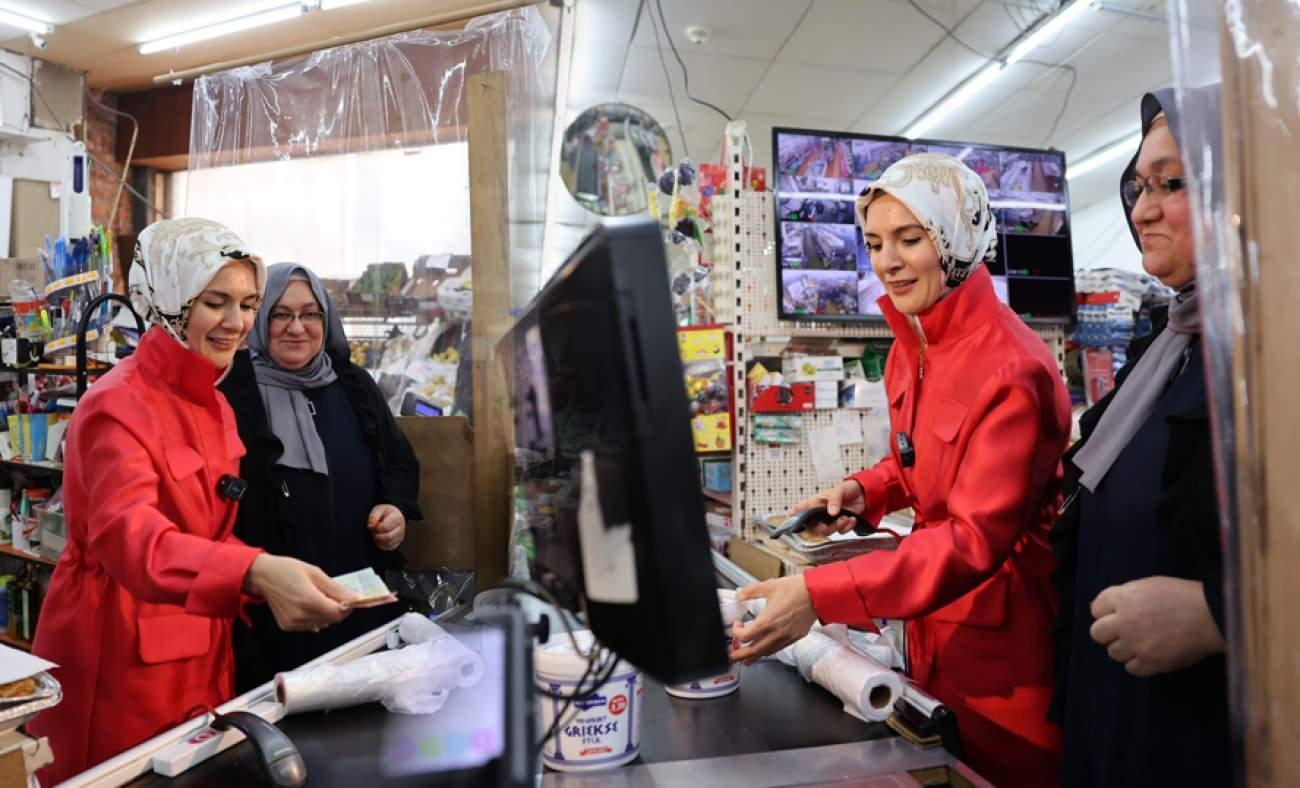 Bakan Göktaş yıllar önce çalıştığı markette kasaya geçti! Görenler şaşırdı