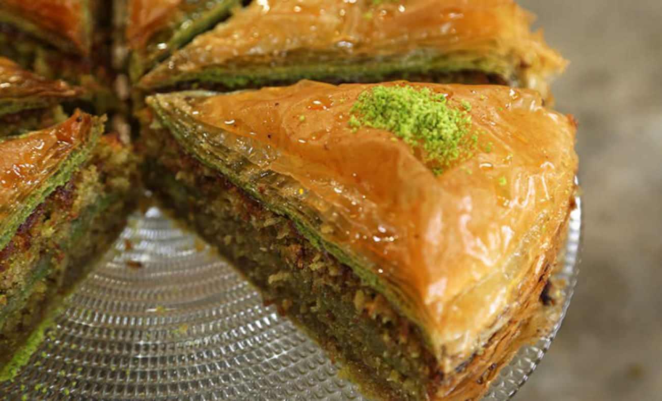 Bayramda hazır tatlı alan pişman olur! Kekli baklava tarifi tadıyla mest ediyor