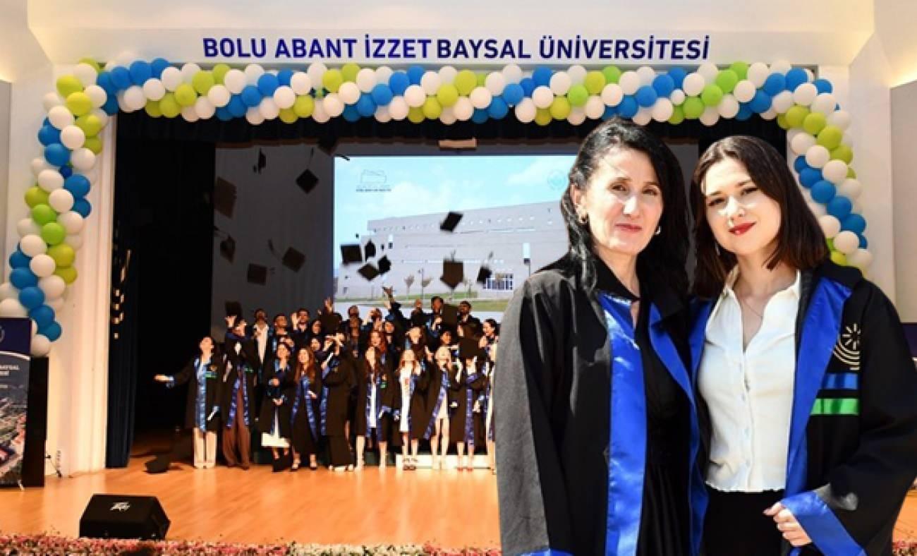 Anne-kız birlikte mezun oldular! Üniversiteyi birincilikle bitiren anne kızıyla beraber okudu