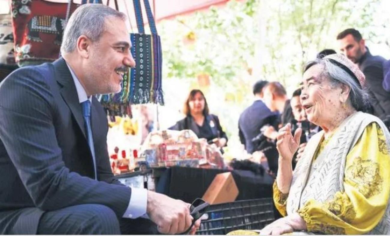 Dışişleri Bakanı Hakan Fidan Urumçi’de Emine Teyze ile sohbet etti!