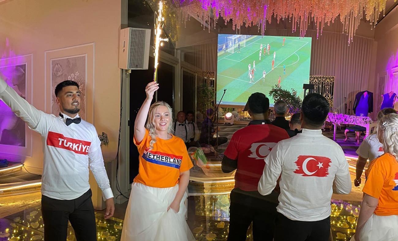 Düğüne gelen ekrana kilitlendi: Türk damat ve Hollandalı gelinin düğününde milli maç coşkusu!