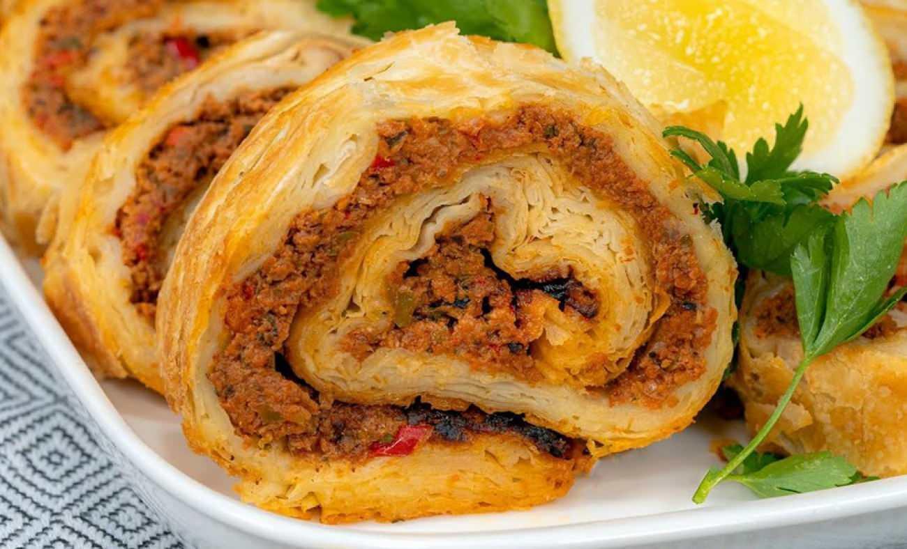 Kapış kapış giden lahmacun böreği nasıl yapılır? Dışı çıtır içi yumuşacık lahmacun börek