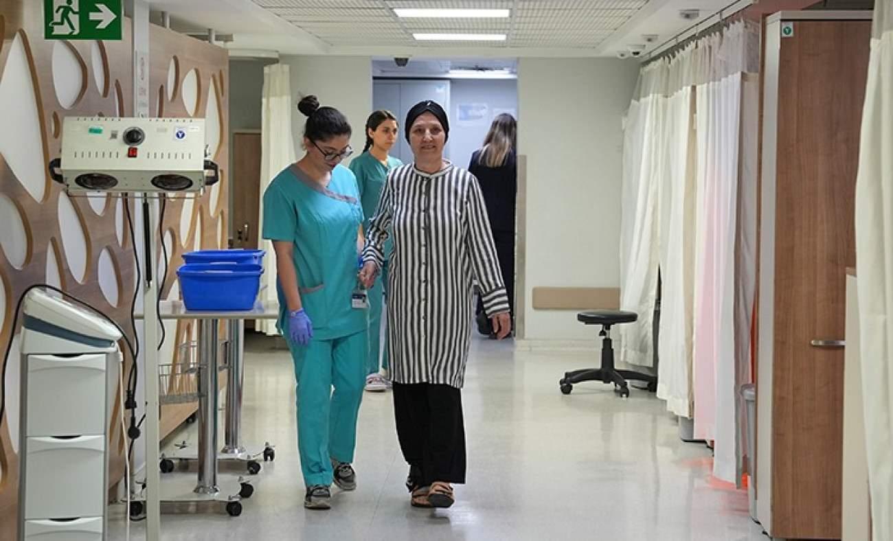 Beyin ameliyatı sonrası felç geçirmişti! 58 yaşındaki kadın ayağa kalktı