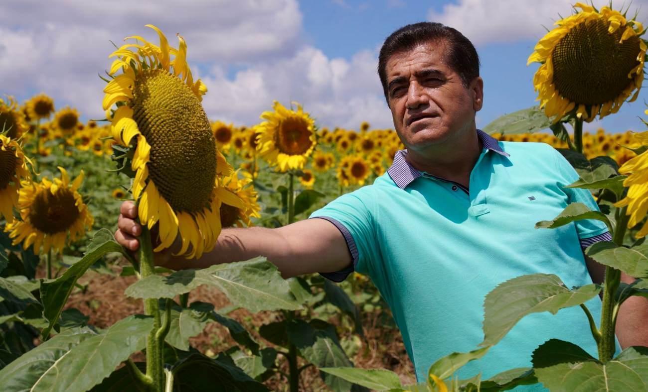 Türkücü Aydın Aydın'dan orijinal fikir! Mankenler pahalı gelince klibinde çiçekleri oynattı