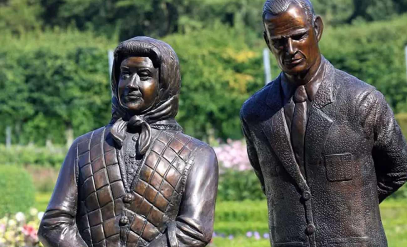 Kraliçe II. Elizabeth'in yeni heykeli ortalığı karıştırdı: Heykeli eritin bronz israfı!