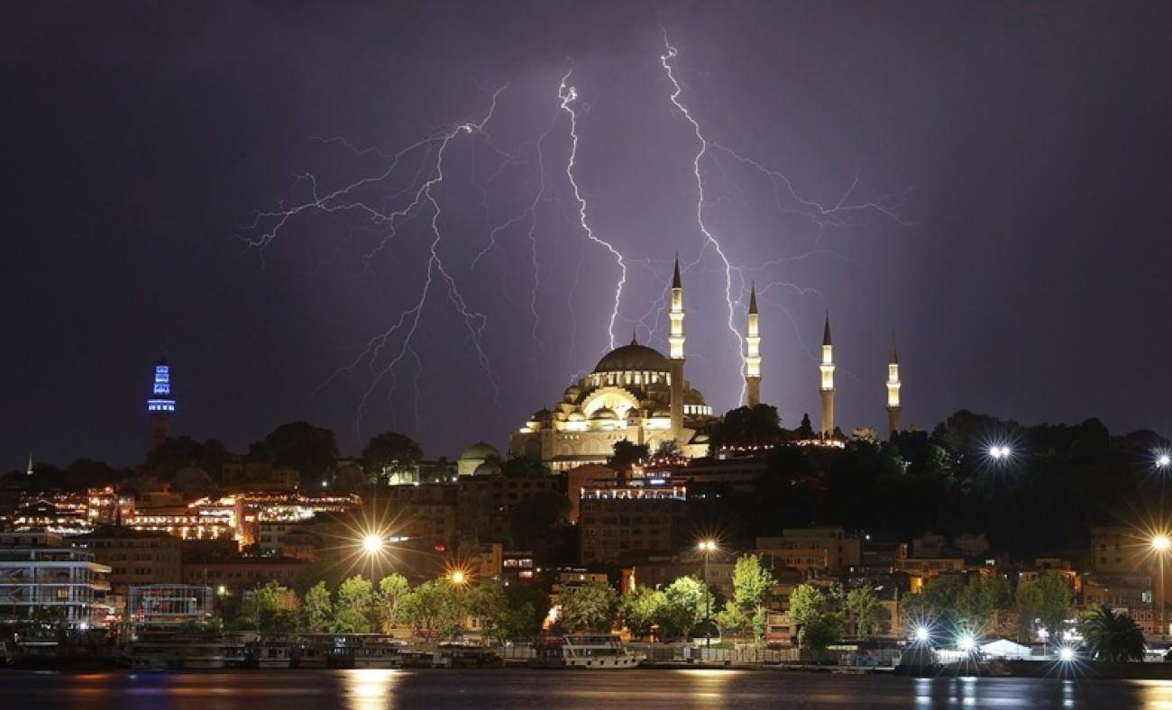 İstanbul'da gök gürültülü sağanak yağış uyarısı: Vatandaşlar tedbirli olsun!