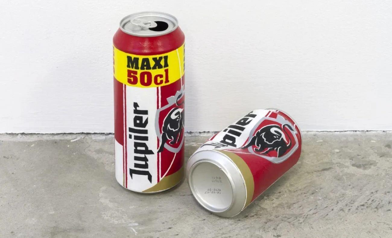 M&uuml;ze &ccedil;alışanı i&ccedil;ecek kutusu eserini yanlışlıkla &ccedil;&ouml;pe attı!