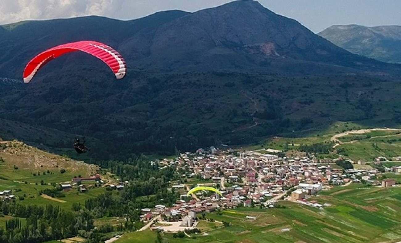 Sivas'ta yamaç paraşütü sporcuları Filistin'e destek için uçuş gerçekleştirdi!