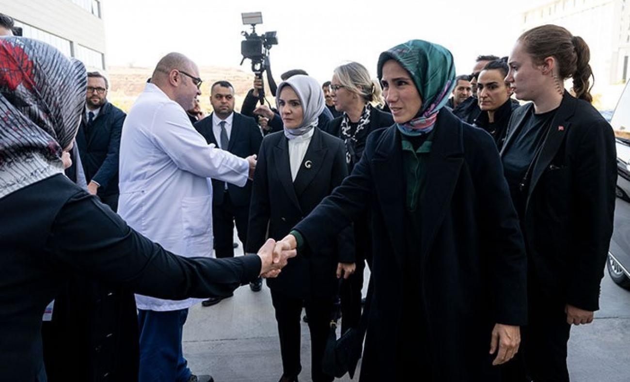 Bakan Göktaş ve Sümeyye Erdoğan Bayraktar'dan yaralılara ziyaret