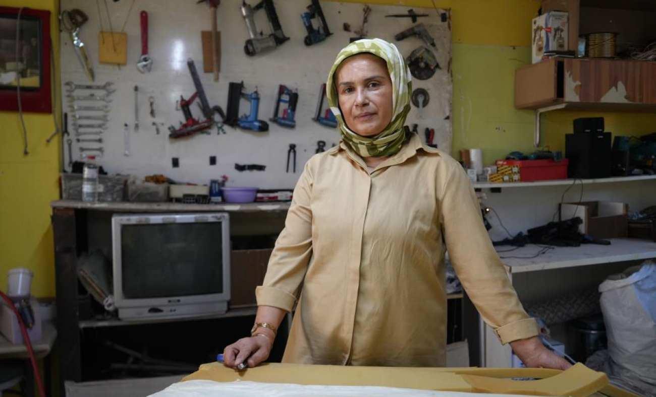 Eşi vefat edince devraldı! 'Yapamazsın' diyenlere inat döşeme ustası oldu