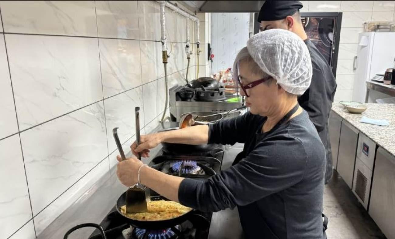 G&uuml;ney Koreli 'Kim' Tekirdağ'da restoran a&ccedil;tı: Herkes ona anne diyor!