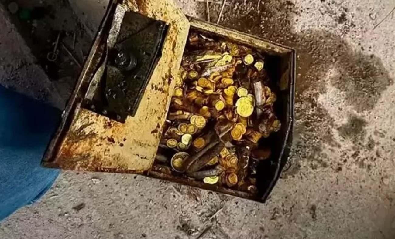 Tadilat esnasında bir teneke altın bulan tesisat&ccedil;ı resmen k&ouml;şeyi d&ouml;nd&uuml;! Payına d&uuml;şen miktar...