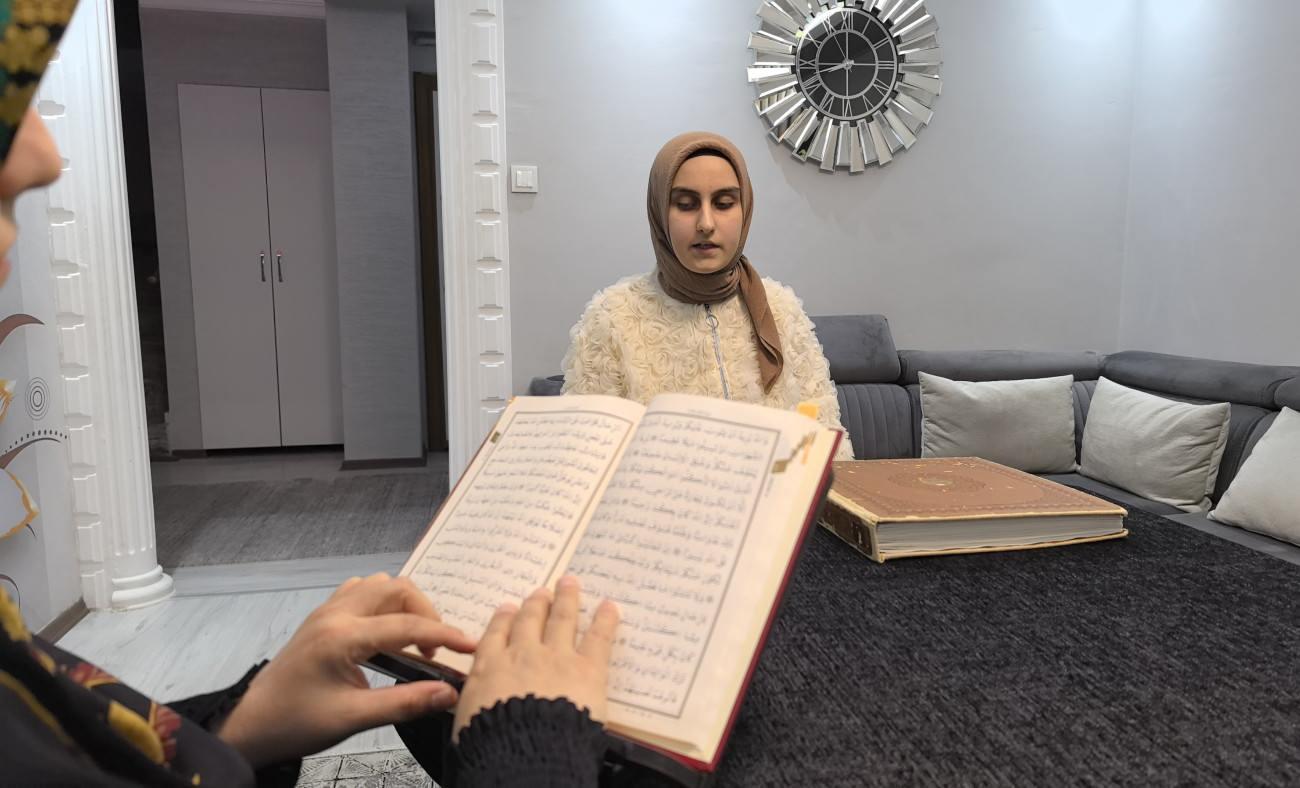 Görme engelli 16 yaşındaki Medine Kur'an-ı Kerim aşkıyla hafız oldu!