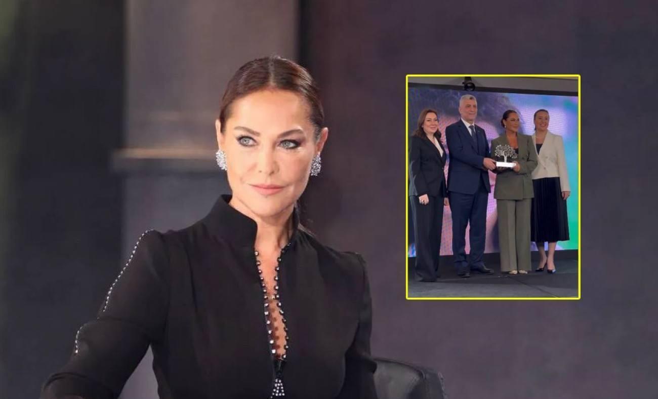Hülya Avşar'a Zamansız Kadın Ödülü! Ödülü Bakan Bolat'ın elinden aldı