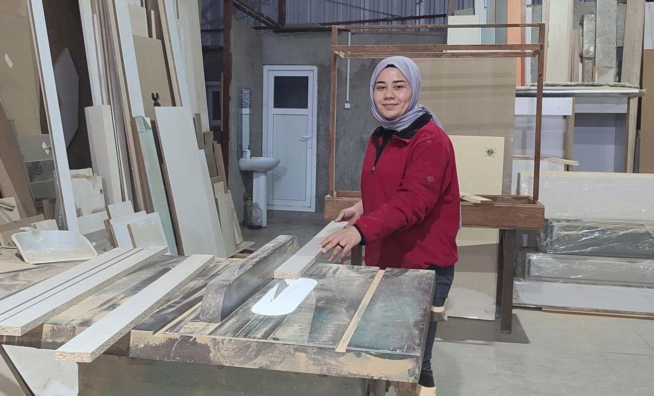19 yaşındaki mobilya ustası Hatice Kübra babasının izinden gidiyor