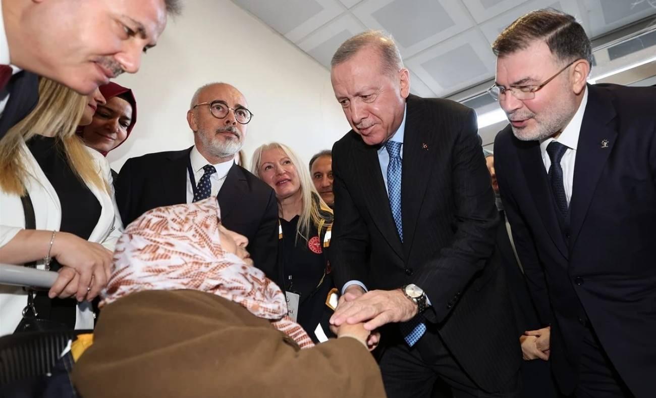 Cumhurbaşkanı Erdoğan 102 yaşındaki Gülsüm nine ile buluştu: Evladı yok diyorlar, ben varım