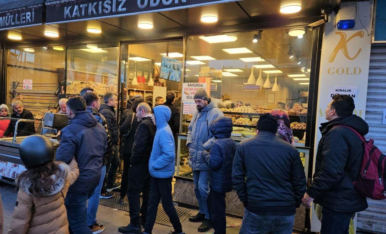 Bir Ramazan klasiği: Bu yıl da bitmek t&uuml;kenmek bilmeyen pide kuyrukları oluştu!