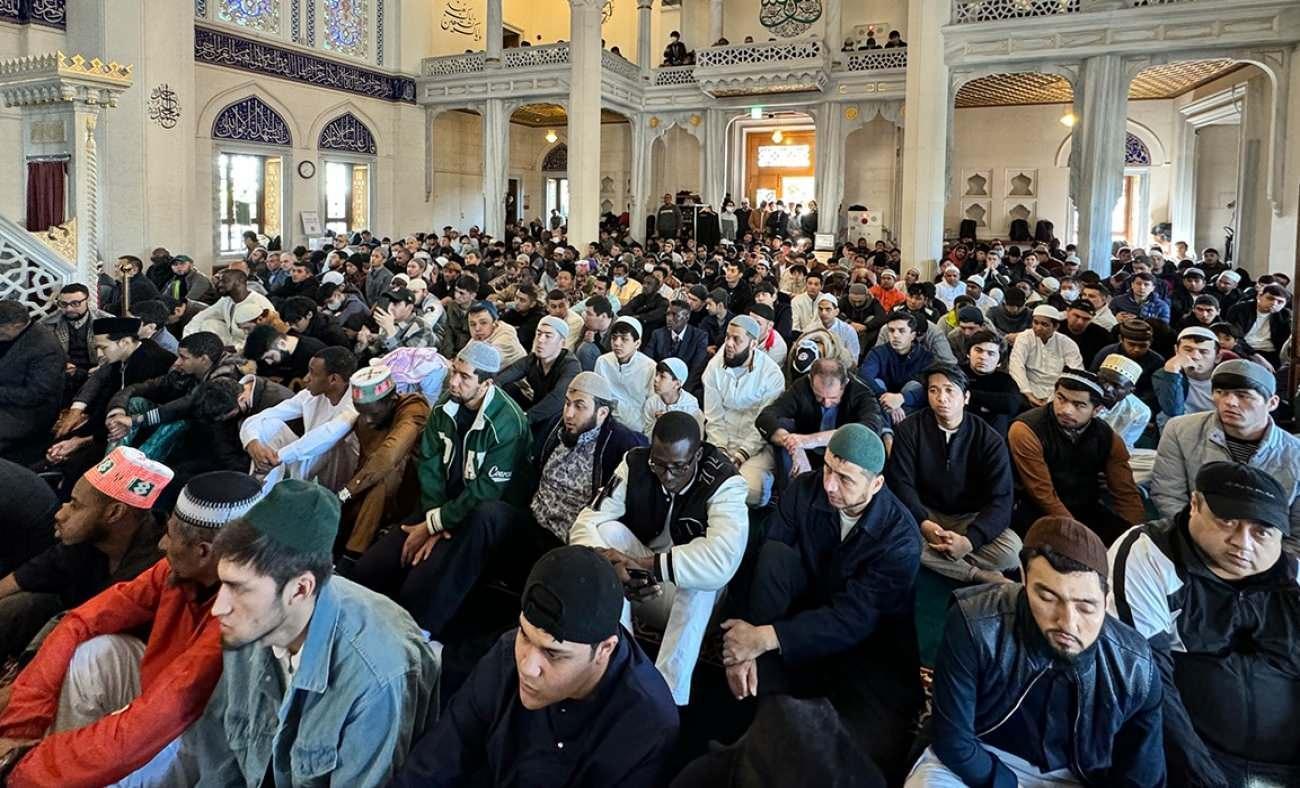 Müslümanlar camiye akın etti! Japonya'da bayram namazı 3 kez kılındı
