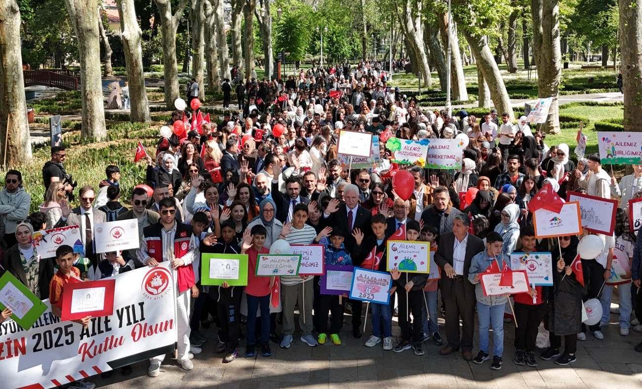 Vali Davut Gül'ün katılımıyla İstanbul’da “Aile Yılı Yürüyüşü” gerçekleştirildi