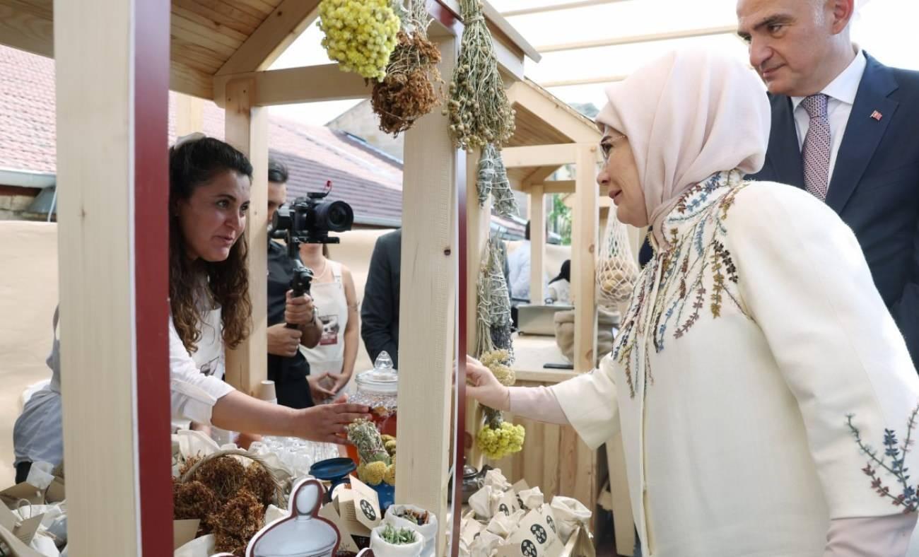 Nevşehir'de Türk Mutfağı Haftası'na katılan Emine Erdoğan yoğurt mayaladı