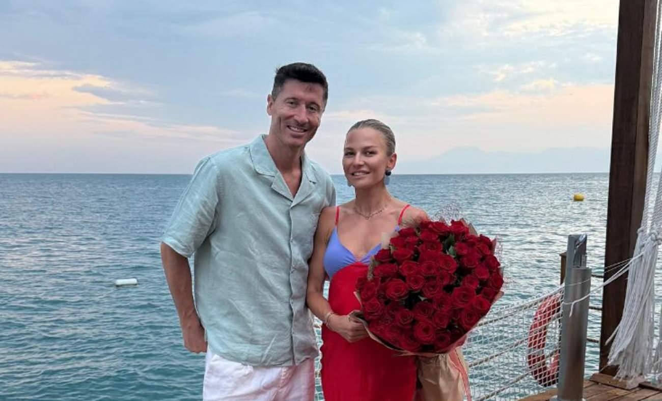 Barcelona forveti Robert Lewandowski ailesiyle Antalya'da!