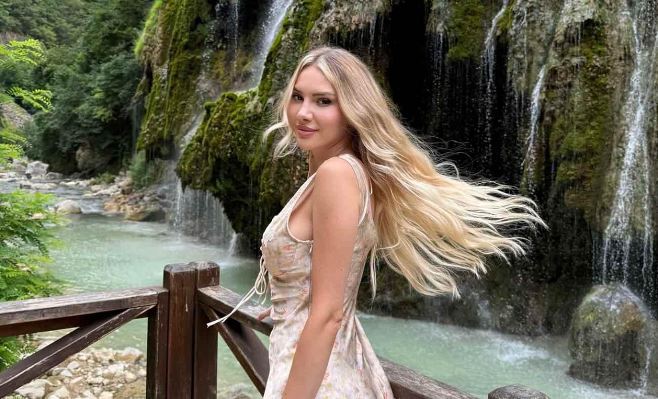 D&uuml;nyada &uuml;nl&uuml; şarkıcı Otilia T&uuml;rkiye'ye geldi! Giresun'da d&uuml;ğ&uuml;ne katıldı