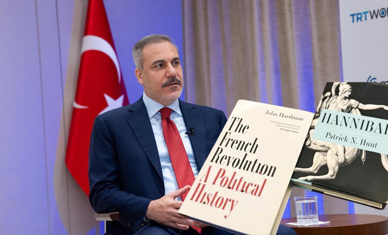 Hakan Fidan'ın masasındaki 2 kitap!
