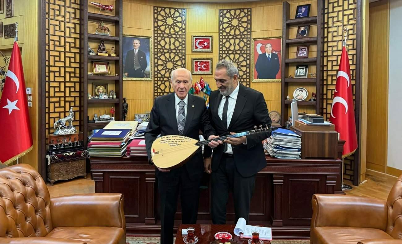 Yavuz Bingöl’den Bahçeli’ye teşekkür ziyareti! Makamında saz çaldı