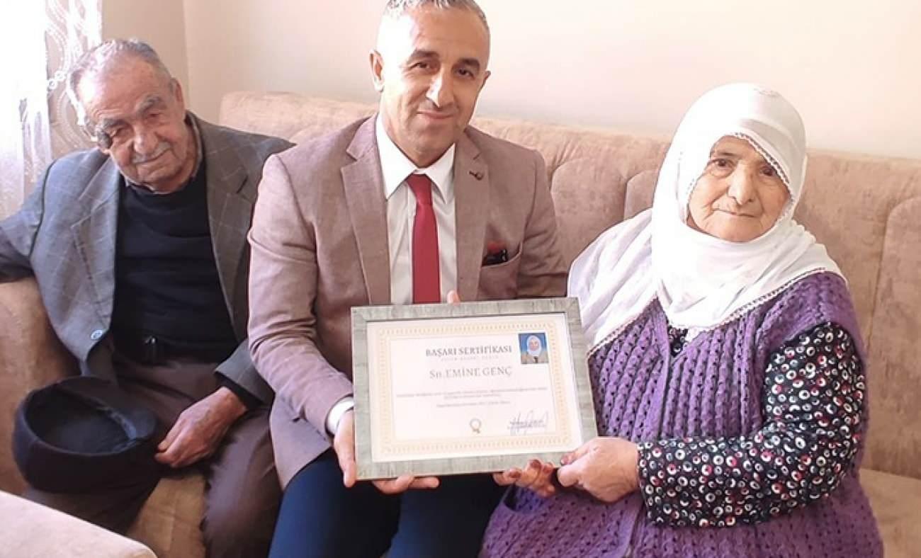 88 yaşında azmiyle &ouml;rnek oldu: Emine nine okuma yazmayı &ouml;ğrendi!