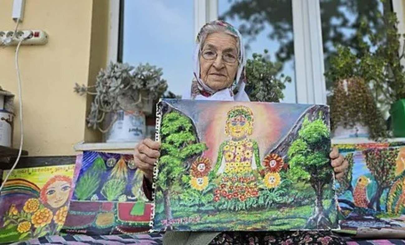 89 yaşındaki makbule teyze, fırçasını elinden bırakmıyor