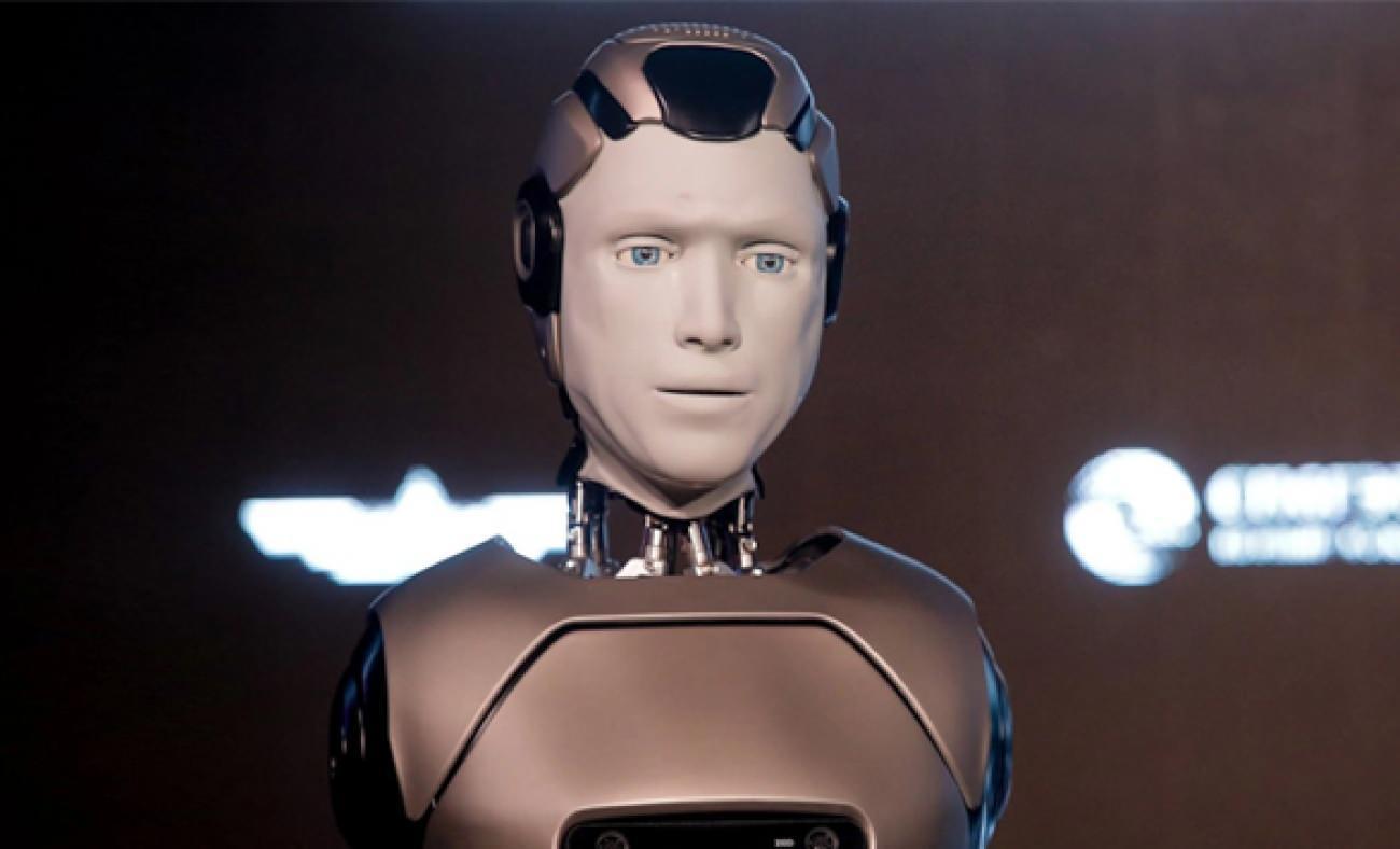 Rusya'nın ilk yapay zeka destekli robotu AIDOL, tanıtım etkinliğinde yere kapaklandı!