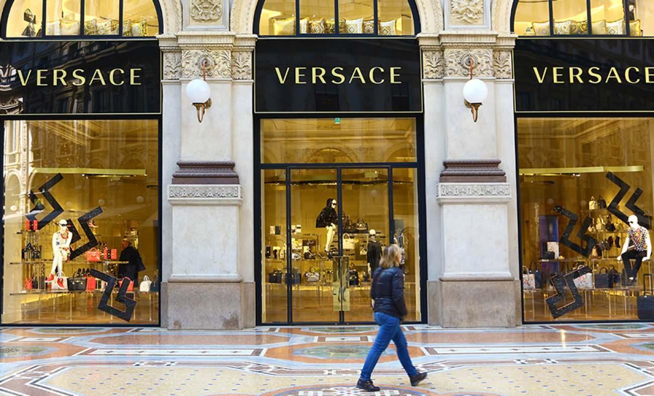 İtalyan devinin kanatları altında: Prada Versace'yi dudak uçuklatan fiyata satın aldı!
