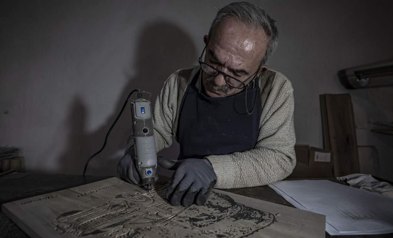 Emekli Doktor Yakup İşleyen, Oltu taşını ahşap oymacılığıyla sanata dönüştürüyor