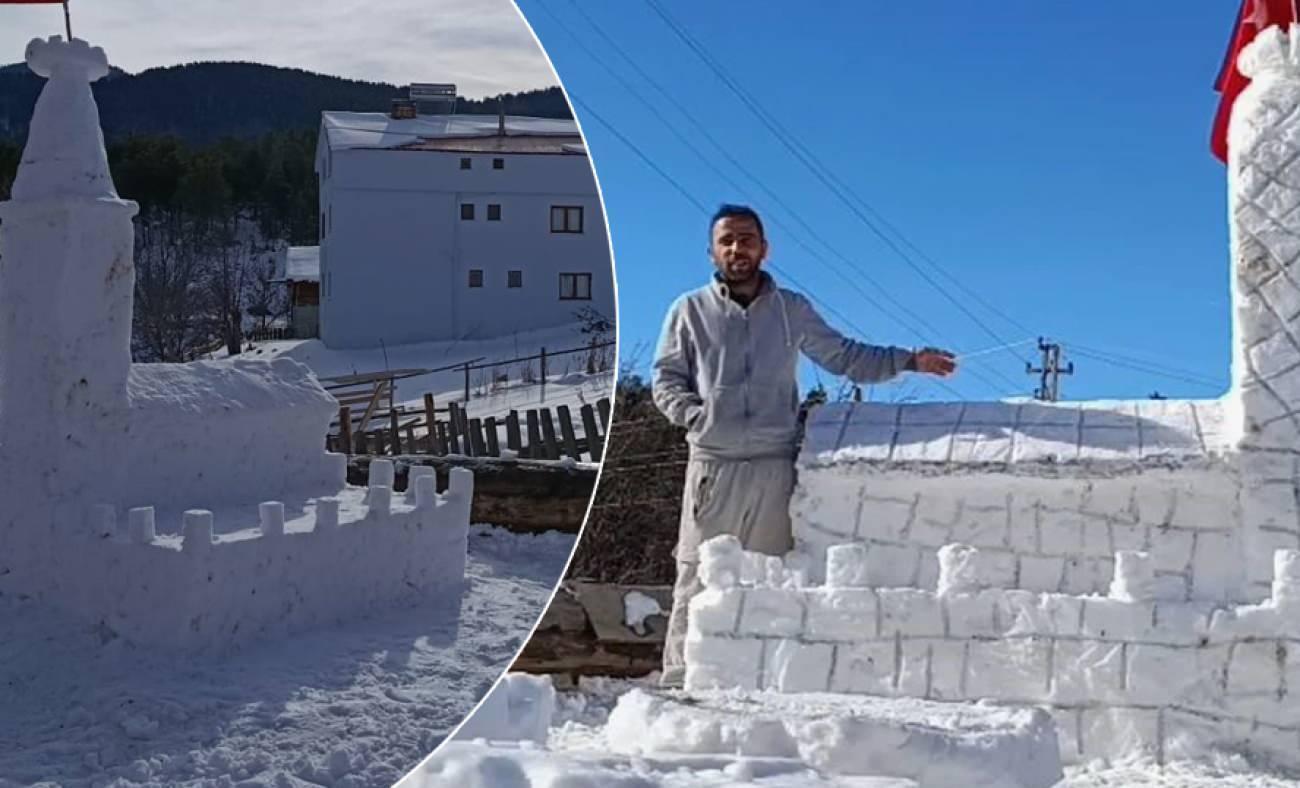 Sivas&rsquo;ta bir baba &ccedil;ocukları i&ccedil;in kardan Kız kulesi yaptı: Manzaraya karşı &ccedil;ay i&ccedil;tiler!