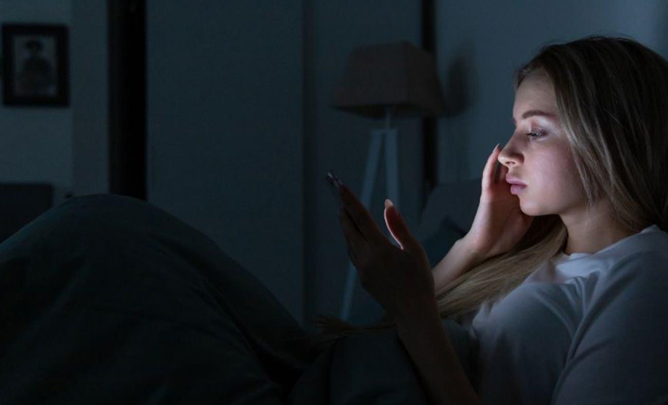 Karanlıktaki sinsi d&uuml;şman 'telefon': 2050'de d&uuml;nyanın yarısı g&ouml;zl&uuml;k takacak!