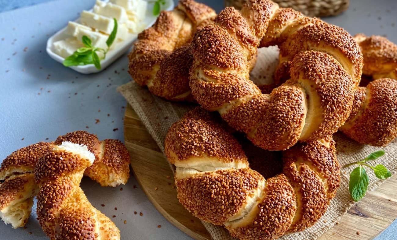 Bir kez deneyen hep yapıyor! Mayası tam tutan, susamı bol: S&uuml;tl&uuml; simit tarifi