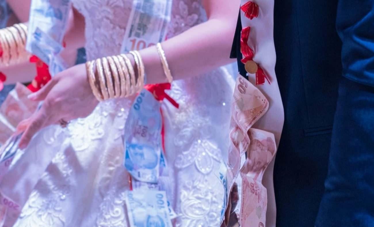 Kayseri'de ilgin&ccedil; olay: D&uuml;ğ&uuml;nde taktığı &ccedil;eyrek altın geri gelmeyince icrayla geri aldı!