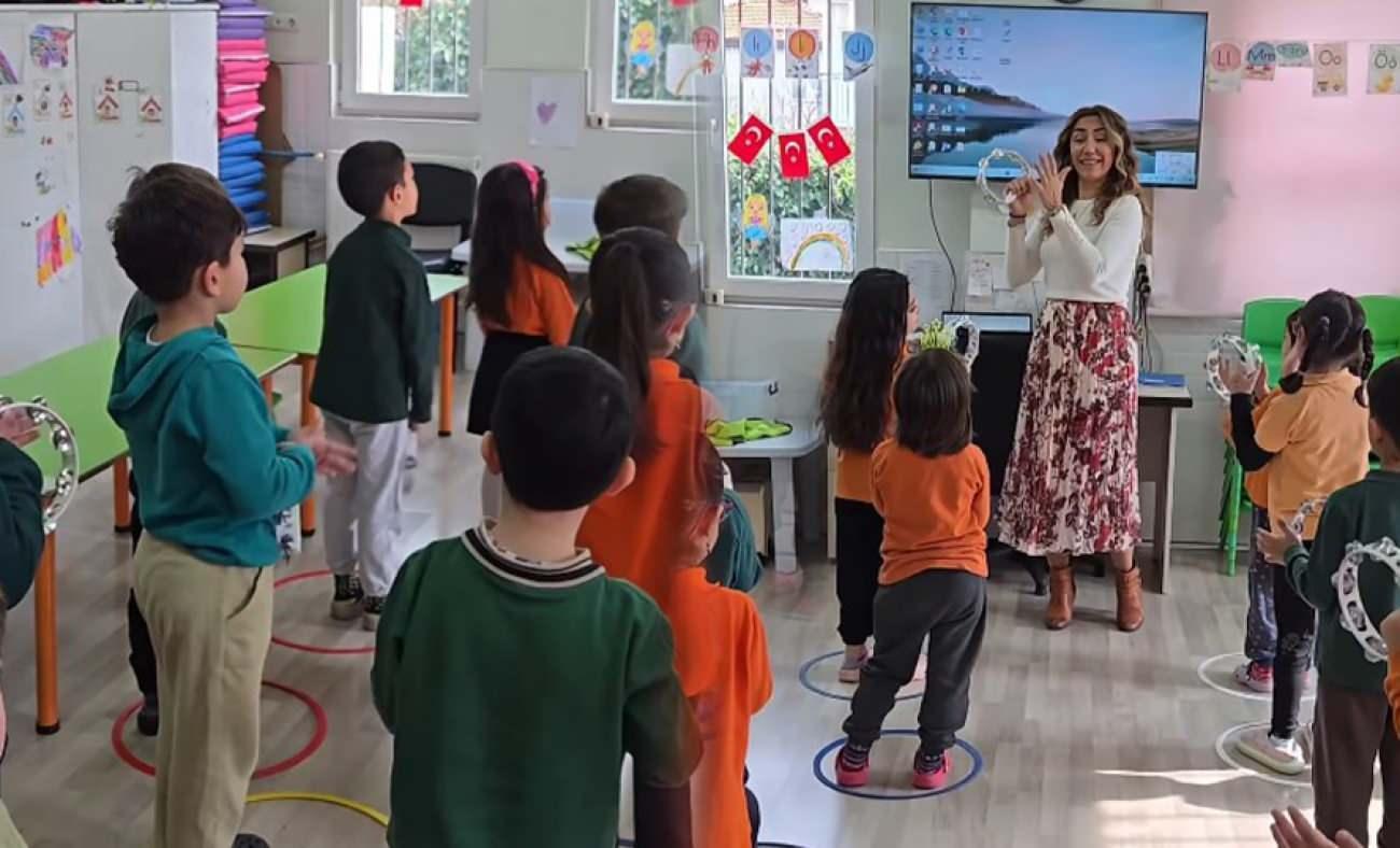 Sosyal medyayı kasıp kavurdu: Okullarda ilahi esintisi dalga dalga b&uuml;y&uuml;yor!