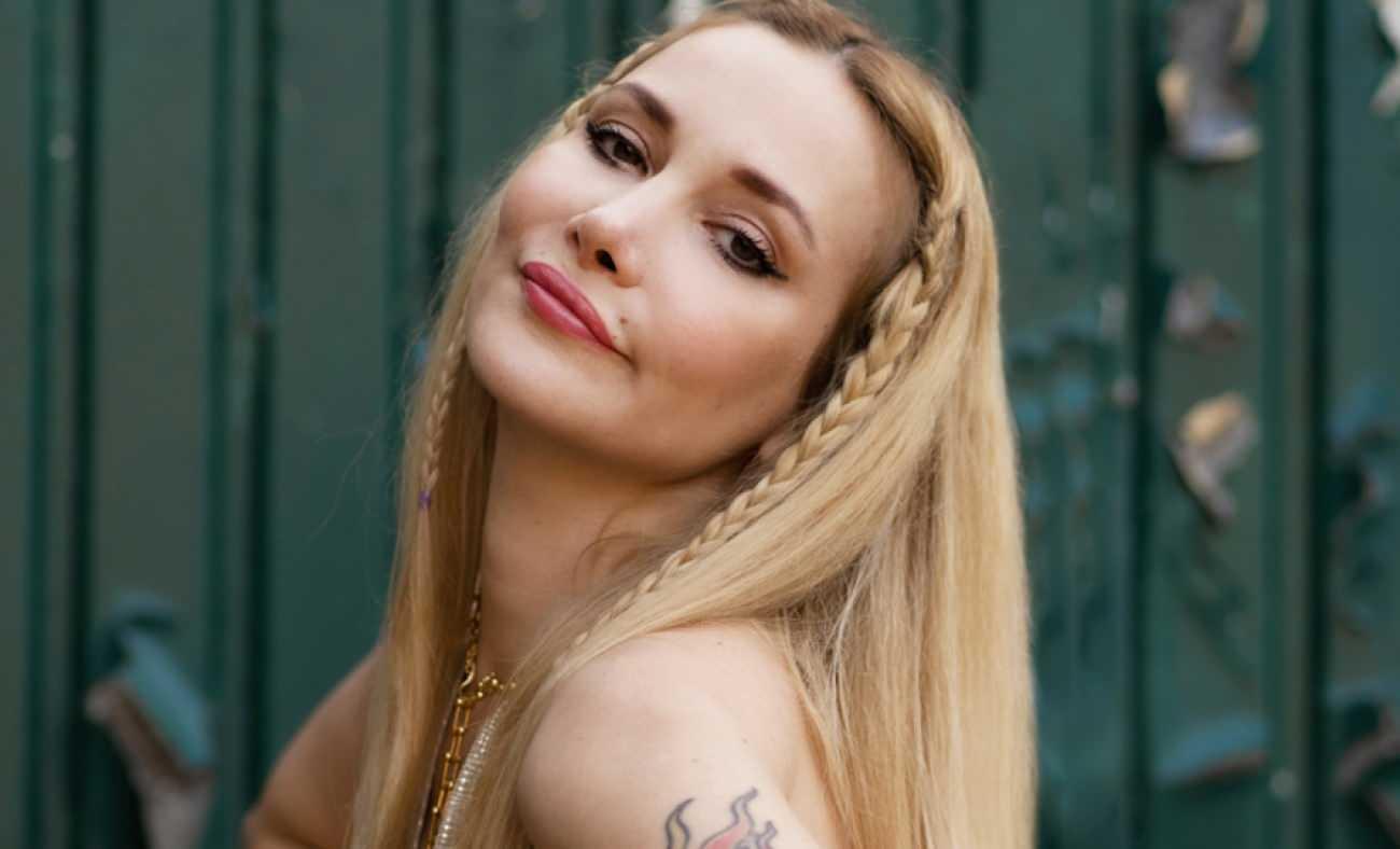 Şarkıcı G&ouml;k&ccedil;e yıllardır m&uuml;cadele ettiği hastalığını ilk kez a&ccedil;ıkladı!