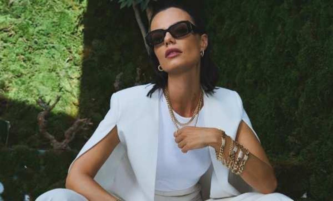 &Uuml;nl&uuml; model Simge &Uuml;nal, 3 yıldır taciz edildiğini a&ccedil;ıkladı!