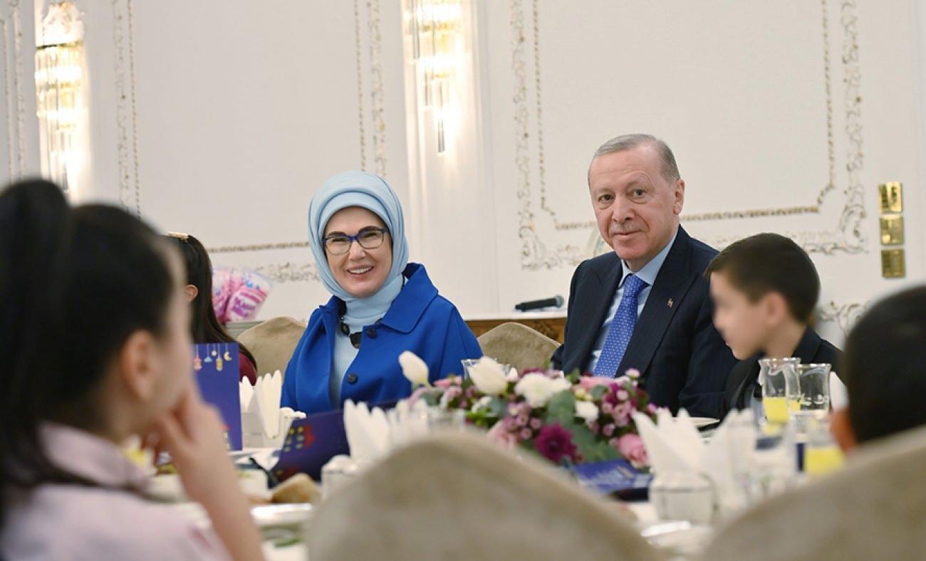 Emine Erdoğan'dan devlet himayesindeki &ccedil;ocuklarla iftar programına ilişkin paylaşım